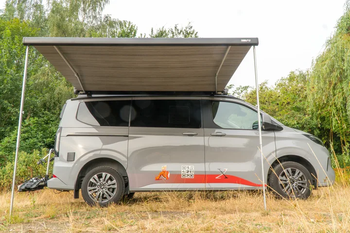 Fertig ausgebauter Camper von Discarvery mit Markise